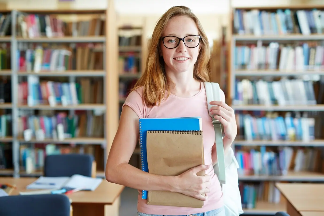Mädchen in einer Bibliothek