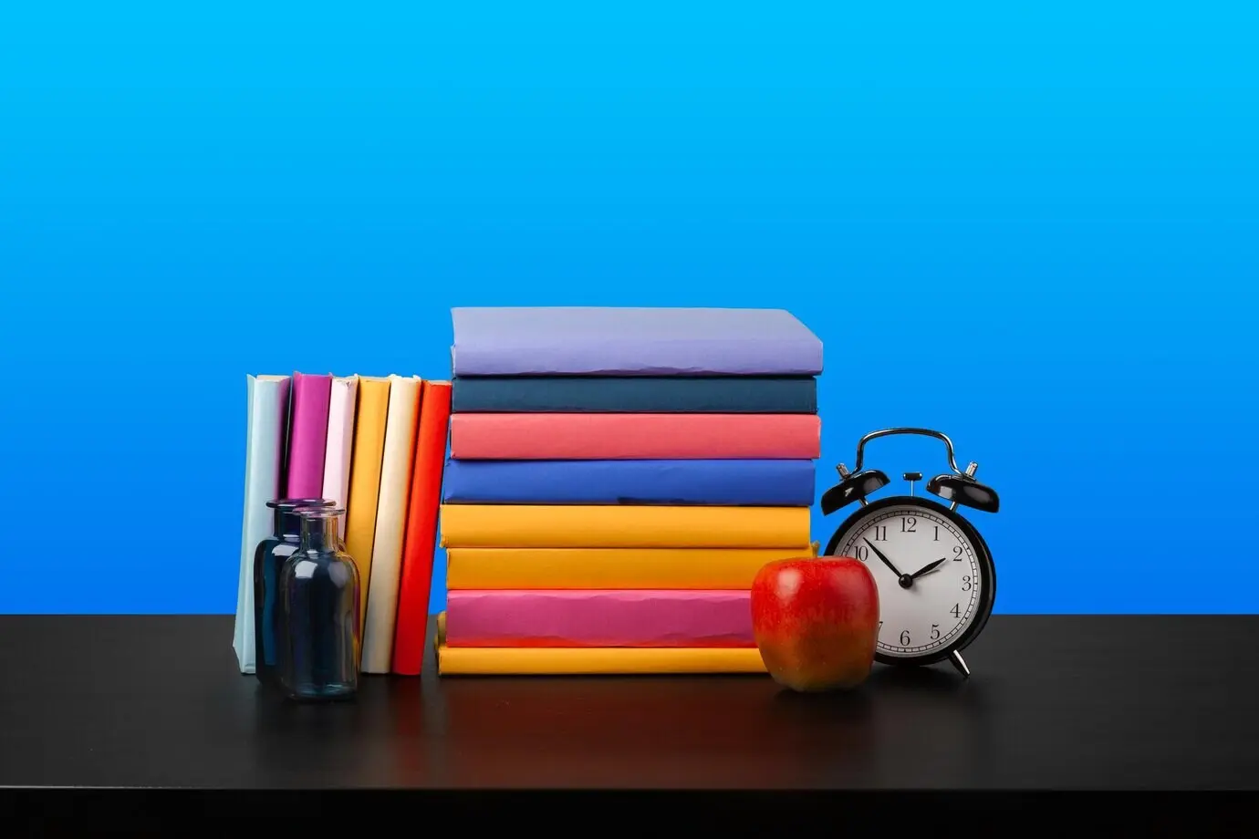 Bücherstapel auf schwarzem Holztisch