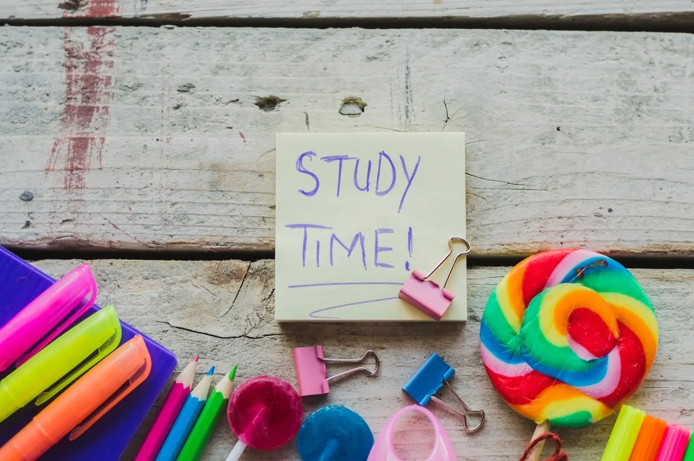 Zusammenstellung aus Schulutensilien und Süßigkeiten